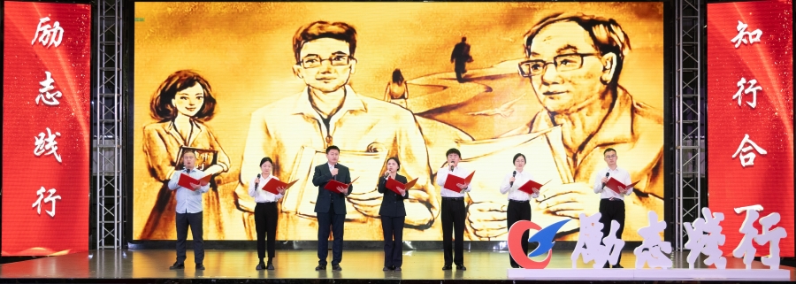 10. 辅导员诗朗诵.jpg